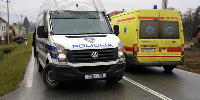 Pozega, Pavlovci, 240215.Susjed i bivsi zatvorenik upucao i tesko ranio susjede Kristinu (30)  i Zeljka (40) iz mjesta Pavlovci nedaleko od Pozege. Nakon ranjavanja susjeda zatvorio se u kucu i vec satima pregovara s specijalnom policijom i prijeti samoozlijedjivanjem. Cijelo mjesto je policija blokirala a zatvorene su i okolne ceste. Na fotografiji: Blokiran ulaz u selo.Foto: Emica Elvedji / CROPIX