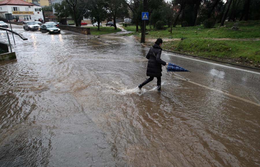 Zadar, 240215. Obilna kisa koja je od jutros pada nad Zadrom zadala je probleme vozacima na prometnici u Ulici dr. Franje Tudjmana. Foto: Jure Miskovic / CROPIX