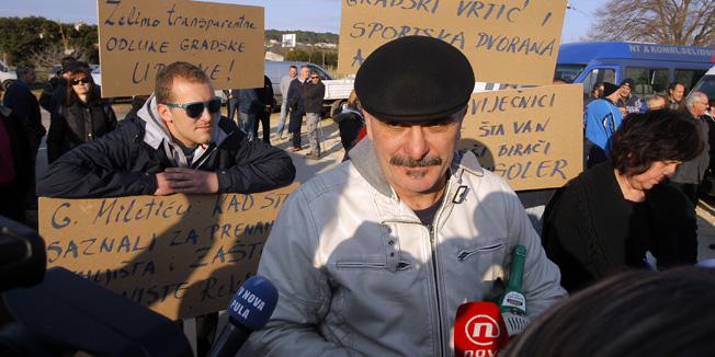 Pula, 260215. Mjestani Valmada, nekad sela a sad prigradkog pulskog naselja, mirno su prosvjedovali protiv odluke da se u sred Valmada izgradi dzamija. Naime grad Pula je za premjestanje dzamije iz samog centra grada( kod zute skole) svoje zemljiste u Valmadama prenamijenio za izgradnju dzamije.Foto: Goran Sebelic / CROPIX                              