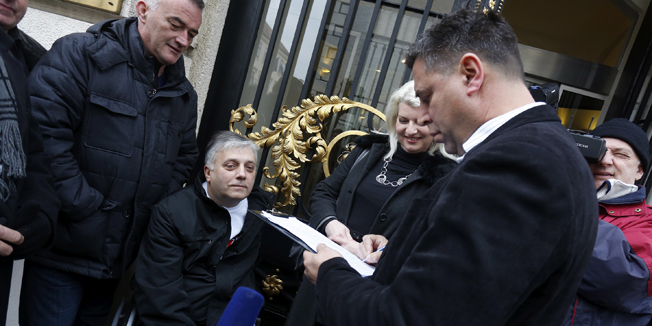 Zagreb, 270215.Trg svetog Marka, Sabor RH.Pred Hrvatskim saborom branitelji prosvjednici iz Savske 66 prikupljali su potpise saborskih zastupnika vezano uz inicijativu uvrstavanja u dnevni red sjednice Hrvatskog sabora prijedloga odnos institucija Republike Hrvatske prema hrvatskim braniteljima, clanovima njihovih obiteljii Domovinskom ratu.Na fotografiji Djuro Glogoski i Franko Vidovic.Foto: Damjan Tadic / CROPIX