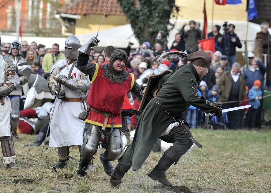 Samobor, 010315. Tradicionalno uprizorenje bitke izmedju vojske kraljice Elizabete i poljskog kralja Vladislava Jagelovica. Dvije su se vojske sukobile kod Samobora na Pepelnicu 1. ozujka 1441. godine, a zestoka borba zavrsila je pobjedom vojske kraljice Elizabete.Foto: Bruno Konjevic / CROPIX