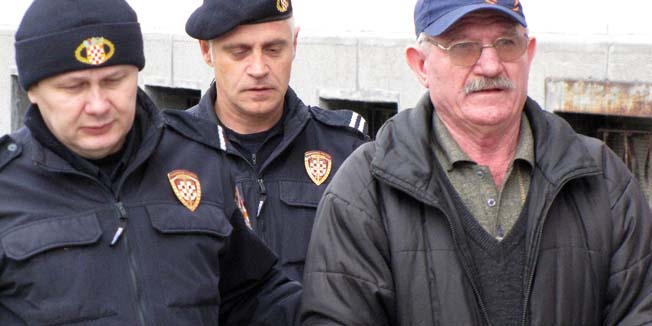  Sisak, 020315.Jakov Dabrovic (62) iz Vocarice pokraj Novske osudjen je na jedinstvenu kaznu dugotrajnog zatvora od 27 godina za ubojstvo brata i sogorice 10. srpnja prosle godine. Za ubojstvo brata dobio je 14, sogorice isto 14, a za nezakonito drzanje oruzja, medju kojim je i puska iz koje je ubio brata i sogoricu, godinu dana zatvora.Na fotografiji: Jakova Dabrovica odvoce iz sudnice u zatvor.Foto: Mate Piskor / CROPIX                                          