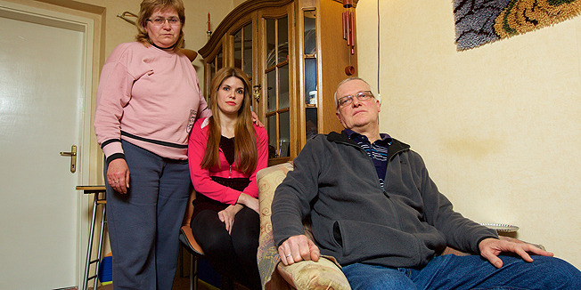 Osijek, 020315.Obitelj Krcamarek cija je kcerka osoba s autizmom zbog pogorsanog satanja smjestena u Centar u Karlovcu jer u Slavoniji nema adekvatne ustanove.Na fotografiji: Jasminka i Zoran Krmarek i starija kcerka Sanja.Foto: Vlado Kos / Cropix