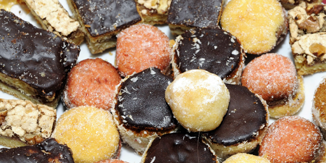 Slot, 110414.Udruga Organizacija zena Budva prezentirala svoje autohtone tradicijske kolace za svaku priliku.Na fotografiji: kolaci.Foto: Jadran Babic / CROPIX