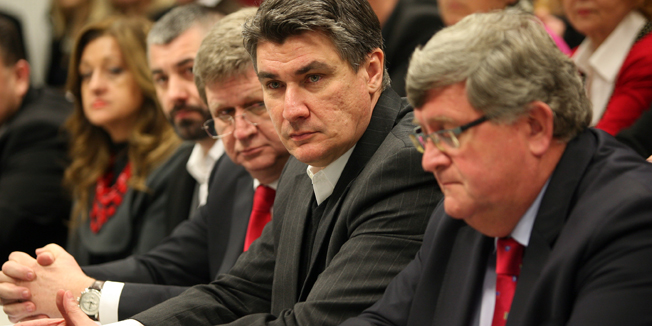 Rijeka, 040315.Na Sveucilisnom kampusu Trsat predsjednik Vlade RH Zoran Milanovic otvorio je Sajam poslova. Sajam u organizaciji Hrvatskog zavoda za zaposljavanje Podrucni ured Rijeka odrzava se osmu godinu zaredom sa ciljem uskladjivanja ponude i potraznje na trzistu rada. Na fotografiji: ministar Mirando Mrsic, Zoran Milanovic, gradonacelnik Rijeke Vojko Obersnel.Foto: Tea Cimas / CROPIX