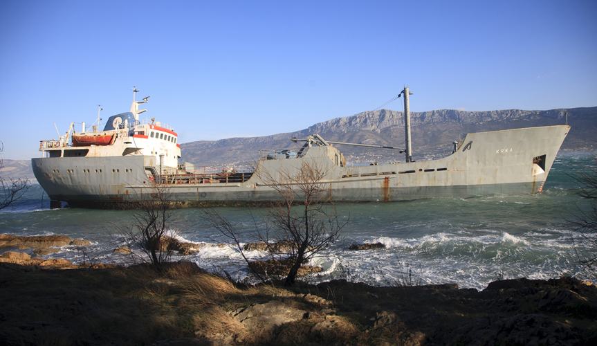 Split, 060315.Olujna bura jucer je otrgnula brodove sa veza u Svetom Kaji. Brodovi Krka i Orebic nasukani su na hridi na sjevernoj strani Marjana izmjedju Prve vode i Bena.Na fotografiji: Nasukani brod Krka na Marjanu.Foto: Vojko Basic / CROPIX