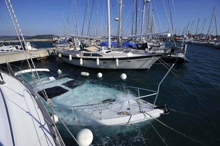Betina, 060315.Orkanski udari bure u Betini na otoku Murteru potopili su jahtu u marini i stvaraju valove na moru.Foto: Niksa Stipanicev / CROPIX