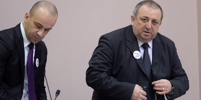 Zagreb, 120215. Markov trg.Sabor.Redovita sjednica Sabora s raspravom o konacnom prijedlogu izmjena Zakona o izboru zastupnika u Hrvatski sabor.Na fotografiji: Josip Salapic i Dinko Buric.Foto: Goran Mehkek / CROPIX