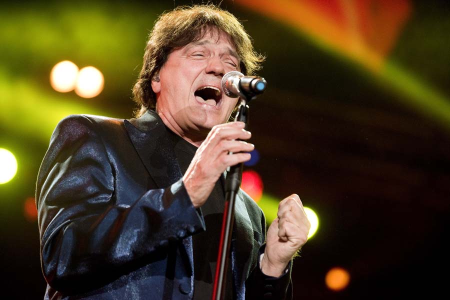 Zagreb, 070315.Arena Zagreb.U sklopu turneje Vatra i barut koja je zapocela u ozujku 2014., a nazvana je po istoimenom 14. studijskom albumu, Zdravko Colic je odrzao koncertu zagrebackoj Areni. Foto: Darko Tomas / CROPIX