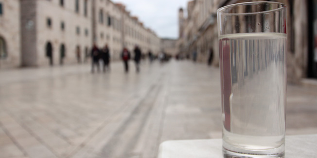 Dubrovnik, 100111.Zbog sinocnjeg puknuca vodovodne cijevi na Batali, doslo je do zamucenja vode za pice.Foto: Zoran Kusalo / CROPIX