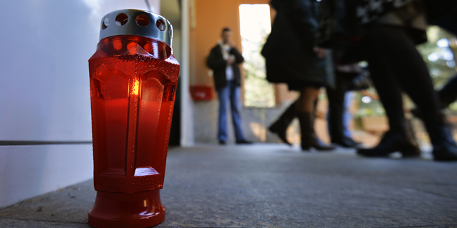 Samobor, 071213.Nakon jucerasnje smrti fra Zvjezdana Linica, njegovo tijelo u lijesu je izlozeno u Kuci susreta Tabor u Samoboru. Nakon mise, vjernici i njegovi sljedbenici mogli su obaviti posljednji pozdrav.Foto: Boris Kovacev / CROPIX