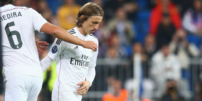 MADRID, SPAIN - MARCH 10:  Luka Modric of Real Madrid CF replaces Sami Khedira of Real Madrid CF as a substitute during the UEFA Champions League Round of 16 second leg match between Real Madrid CF and FC Schalke 04  at Estadio Bernabeu on March 10, 2015 in Madrid, Spain.  (Photo by Alex Grimm/Bongarts/Getty Images)