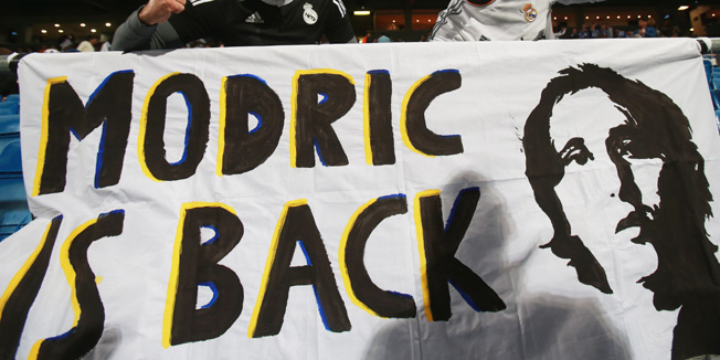 MADRID, SPAIN - MARCH 10:  Real Madrid fans pose with a 'Modric is back' banner prior to the UEFA Champions League Round of 16 second leg match between Real Madrid CF and FC Schalke 04  at Estadio Bernabeu on March 10, 2015 in Madrid, Spain.  (Photo by Alex Grimm/Bongarts/Getty Images)