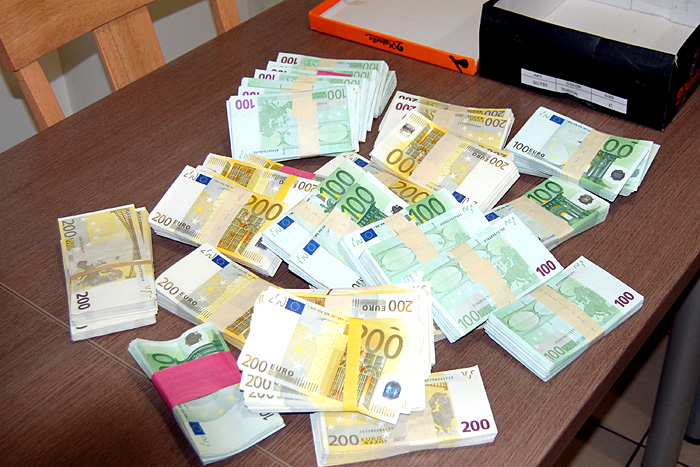 Bajakovo, 160210.Bajakovo - Carinici zaplijenili 44.000 parfema u turskom sleperu, a kod bracnog para na putu iz Srbije nasli neprijavljenih 560.000 eura. Na fotografiji zapljenjeni parfemi.Foto: MUP / Carina / CROPIX