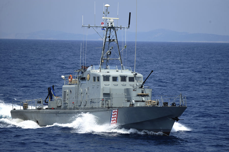 Sibenik, 010612.Na pomorskom poligonu Zirje odrzana je pomorska medjuresorna Vjezba Jadran 2012 na kojoj su sujelovali Lucka kapetanija, Obalna straza, Policija, Carina sa brodovima i avionom i helikopterom. Cilj vjezbe kontrola plovila, ribarica sprjecavanje krijumicarenja i zastita okolisa.Na slici brod Obalne straze.Foto: Niksa Stipanicev / CROPIX