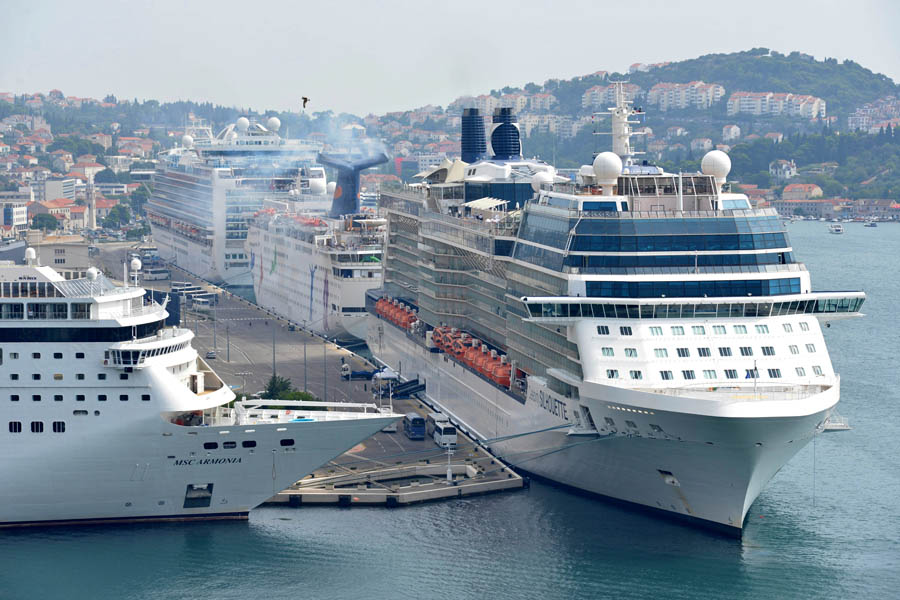 Dubrovnik, 250813. Iz Lucke uprave Dubrovnik najavili su za danas dolazak sest cruisera koji imaju kapacitet od ukupno 16 439 putnika i s ukupno oko 6 500 clanova posade. Zbog prognoze meteorologa o mogucim iznenadnim jakim udarima vjetra svi brodovi su preusmjereni ka luci Gruz i na sidriste kod Dakse.Na fotografiji: Putnicki brodovi usidreni u luci Gruz.Foto: Tonci Plazibat / CROPIX