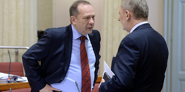 Zagreb, 280214.Markov trg.Sabor.Nastavak redovite sjednice sabora s raspravom o  prijedlogu zakona o sustavu drzavne uprave.Na fotografiji: Davorin Mlakar i Davor Bozinovic.Foto: Goran Mehkek / CROPIX