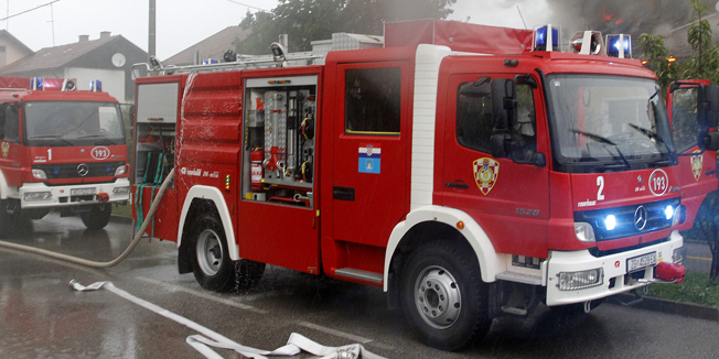 Koprivnica, 140814.Za vrijeme jakog nevremena, grom je udario u obiteljsku kucu u Gorickoj ulici te izazvao pozar u potkrovlju. Vatrogasci JVP Koprivnica izasli su vrlo brzo na teren, ali nisu uspjeli ugasiti pozar koji se prosirio na ostatak kuce.Foto: Ivan Brkic / Glas Podravine / CROPIX