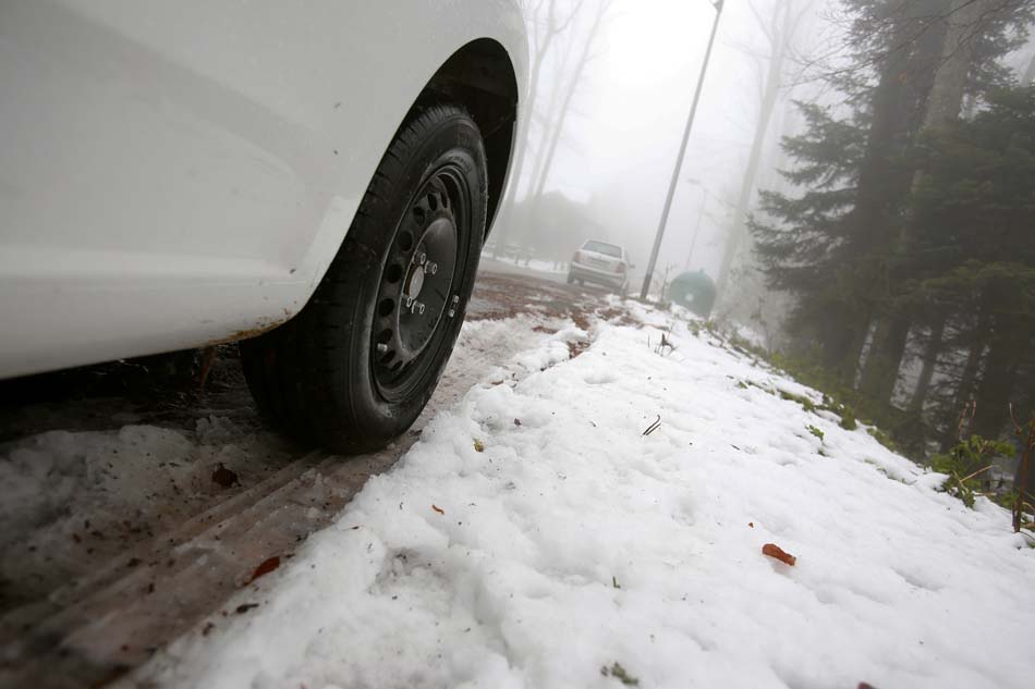 Zagreb, 231014.Sljeme.Prvi ovosezonski snijeg, kojeg je donijela ciklona Antonela, zabijelio je vrh Medvednice. Prema podacima DHMZ-a visina snjeznog pokrivaca na Sljemenu je 3 centimetra.Na fotografiji: snijeg na Sljemenu.Foto: Marko Todorov / CROPIX