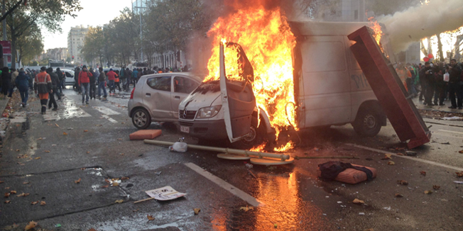 Demonstrators set fire on a truck during riots between few demonstrators and police, at the end of a national demonstration in Brussels, on November 6, 2014. The Belgian unions called for a big demonstration in the Belgian capital to protest against the plans of the Michel I government. AFP PHOTO / BELGA / SIMON VAN DORPE ***Belgium Out***