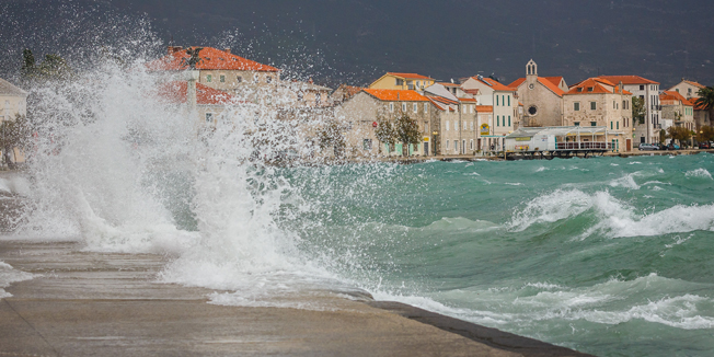 Kastel Novi, 061114. Olujno jugo u Kastelima. Vremenske prilike na Jadranu nisu nimalo povoljne te je olujno jugo u jacanju te donosi velike probleme u primorskim mjestima koja geografski nisu zasticena od tog vjetra. Na fotografiji: Detalj sa rive u Kastel Novom.Foto: Zvonimir Barisin / CROPIX