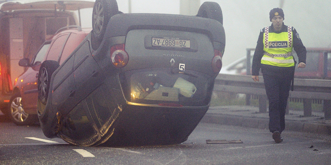Zagreb, 090114.Na zagrebackom rotoru kod avenije Dubrovnik oko 16 sati dogodila se prometna nesreca u kojoj su se sudarila dva automobila od kojih je jedan, marke Renault Mondo, zavrsio na krovu. U klinicku bolnicu Sveti Duh prevezena je jedna ozlijedjena osoba.Na fotografiji: u tijeku je policijski ocevid.Foto: Damir Krajac / CROPIX