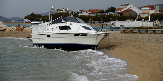 Srima, 071114.Jako jugo koje ovih dana puse u Dalmaciji stvara probleme na moru.U Srimi kod Vodica more je na plazu izbacilo gliser za kojeg mjestani ne znaju odakle je dosao.Foto: Niksa Stipanicev / CROPIX