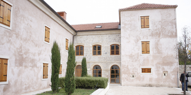 Sinj, 081114.Predsjednik Vlade Republike Hrvatske Zoran Milanovic u posjetu gradu Sinju.Uz predsjednika Vlade bio je i potpredsjednik Vlade i ministar regionalnog razvoja i fondova EU Branko Grcic te ministar obrane Ante Kotromanovic.Sastali su se sa gradonacelnikom Sinja Ivicom Glavanom te su nakon toga sudjelovali na sastanku Odbora za organizaciju 300. Sinjske alke.Na fotografiji: obnovljeni alkarski dvoriFoto: Duje Klaric / CROPIX