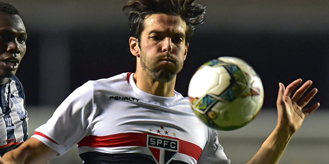 Kaka (R) of Brazils Sao Paulo controls the ball during their Copa Sudamericana  football match against Ecuador's Emelec at Morumbi stadium, in Sao Paulo, Brazil, on October 30, 2014. AFP PHOTO / NELSON ALMEIDA