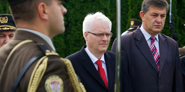 Vukovar, 081114Predsjednik Republike ivo Josipovic polozio je vijence i zapalio svijece na mjestu pogibije zapovjednika obrane Borova naselja generala Blage Zadre, kod spomen obiljezja na Memorijalnom groblju zrtava iz Domovinskog rata i na spomen obiljezju masovne grobnice na Ovcari nakon cega je odrzao predavanje na temu Hrvatska vanjska i sigurnosna politika u Klubu sudaca Vukovar.Na fotografiji: predsjednik Ivo Josipovic na Memorijalnom groblju i njegov domacin Marijan Pavlicek dogradonacelnik Vukovara.Foto: Vlado Kos / CROPIX