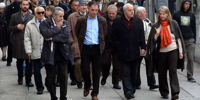 Zagreb, 091114. Trg zrtava fasizma.U prigodi obiljezavanja 76. godisnjice Kristalne noci i Medjunarodnog dana borbe protiv fasizma i antisemitizma Antifasisticka liga Hrvatske i inicijativa Svi mi za Hrvatsku svih nas organizirali su  Setnju sjecanja od Trga zrtava fasizma do Trga bana Josipa Jelacica. Program je  poceo na Trgu zrtava fasizma a nastavio se, nakon setnje, na Trgu bana Josipa Jelacica gdje  se u organizaciji Zidovske opcine Zagreb putem videoekrana prikazivao petominutni film Andrasa Salomona Tell Your Children uz citanje proglasa 