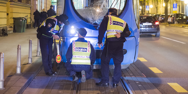 Zagreb, 101114.U Draskovicevoj ulici, kod kucnog broja 50, oko 17,30 sati doslo je do prometne nesrece u kojoj je nastradala muska osoba koju je udario tramvaj broj 4, najvjerojatnije prilikom nesmotrenog prelazenja ceste.Na fotografiji: policija vrsi ocevid.Foto: Neja Markicevic / CROPIX