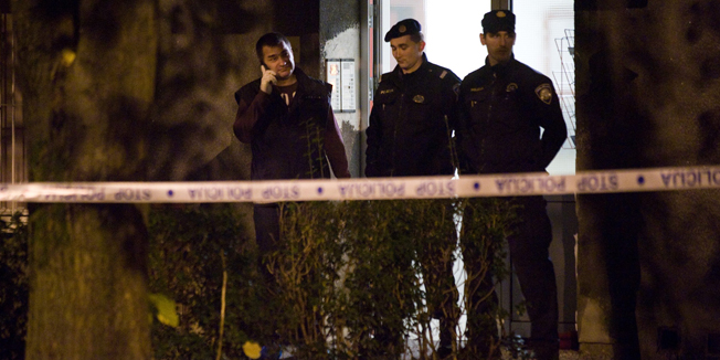 Zagreb, 111114.Milke Trnine 6.U stanu u prizemlju stambene zgrade na Folnegovicevom naselju, danas u 00:20 pronadjeno je mrtvo tijelo nepoznate zenske osobe. Ocevid je u tijeku, a vodi ga drzavni odvjetnik utvrdjujuci okolnosti ovog nesretnog slucaja.Foto: Darko Tomas / CROPIX