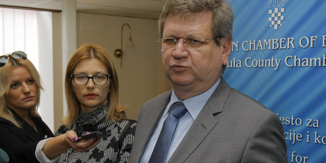 Pula, 041114. Tribina o izmjeni sustava beneficiranog radnog staza odrzana je danas u HGK-ZK Pula. Na tribini su sudjelovali ministar rada i mirovinskog sustava prof.dr.sc. Mirando Mrsic, dr.med, pomocnica ministra Mirjana Radjenovic, nacelnik Sektora za mirovinska osiguranja Milenko Popovic i voditeljica Sluzbe za obvezno i dobrovoljno mirovinsko osiguranje Melita Cicak.Foto: Goran Sebelic / CROPIX                              