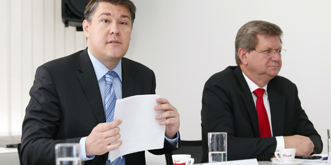 Zagreb, 0301114.Ministarstvo rada i mirovinskog sustava. Sjednica Gospodarsko socijalnog vijeca odrzana je u Ministarstvu rada i mirovinskog sustava. Na dnevnom redu medju ostalim bilo je usvajanje programa rada GSV-a za IV kvartal 2014., te rebalans Drzavnog proracuna, to jest prijedlog izmjena i dopuna Zakona o proracunu i zakon o izvrsavanju Drzavnog proracuna Na fotografiji: ministri Boris Lalovac i Mirando Mrsic.Foto: Marko Todorov / CROPIX