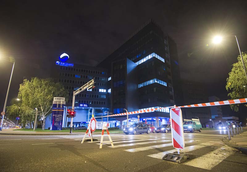 Zagreb, 111114.U ulici Josipa Marohnica, kod hypo centra, propao je asfalt u duzini od 30 metara, dubine 20 cm.Foto: Neja Markicevic / CROPIX