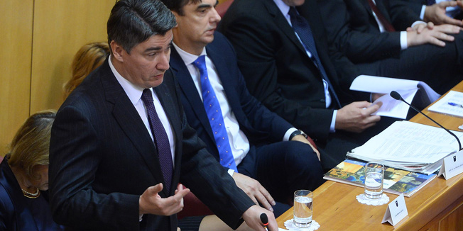 Zagreb, 121114. Markov trg.Sabor.Redovita sjednica Sabora pocela je aktualnim satom na kojoj su zastupnici postavljali pitanja Vladi i ministrima.Na fotografiji: Zoran Milanovic.Foto: Goran Mehkek / CROPIX