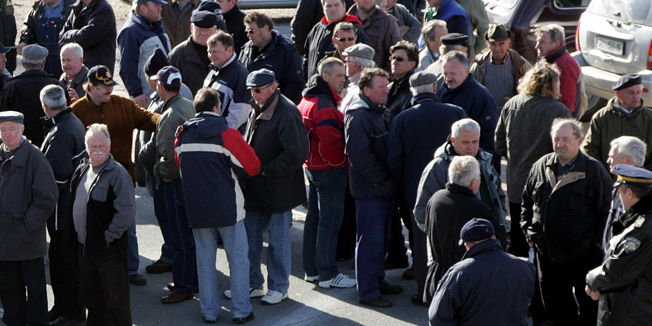 Krk, 220109.Danas je na  Krckom mostu - na ulazu preko mosta sa krcke strane bio organiziran prosvjed stanovnika Krka. Promet je bio zaustavljen na dvadeset minuta izmedju 12 sati i 12 i dvadeset minuta. Prosvjed su organizirali ovcari otoka Krka kako bi upozorili javnost na velike stete koje im rade divlje svinje. Procitan je Apel u kojima negoduju zbog neaktivnosti nadleznih sluzbi i protiv lovackog lobija koji pogoduje razmnozavanju divljih svinja.Foto: Zeljko Sop / CROPIX