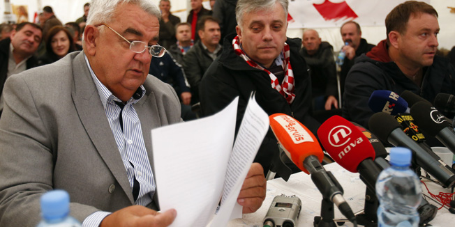 Zagreb, 121114.Dvoriste Ministarstva branitelja.Udruga stopostotnih hrvatskih ratnih vojnih invalida I. skupine i Hrvatski helsinski odbor za ljudska prava odrzali su konferenciju za medije.Na fotografiji: Ivan Zvonimir Cicak i Djuro Glogoski.Foto: Marko Todorov / CROPIX