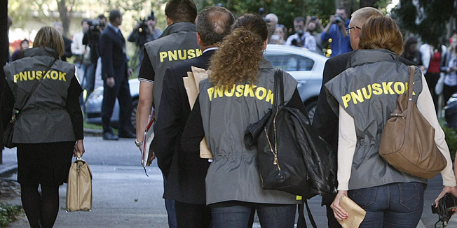 Zagreb, 201014.Gradsko poglavarstvo.Oko 13 sati zavrsena je pretraga Ureda zagrebackog gradonacelnika. Djelatnici PNUSKOK-a u nazocnosti Milana Bandica iznijeli su dokumente koji bi mogli posluziti optuzbi.Na fotografiji: odlazak djelatnika PNUSKOK-a.Foto: Ronald Gorsic/ CROPIX