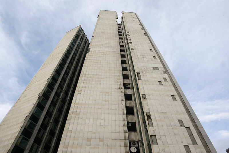 Zagreb, 111114.Zagrepcanka.Procelje nebodera Zagrepcanka sa kojeg godinama otpadaju kamene ploce.Na fotografiji: osteceno procelje Zagrepcanke.Foto: Tomislav Kristo / CROPIX