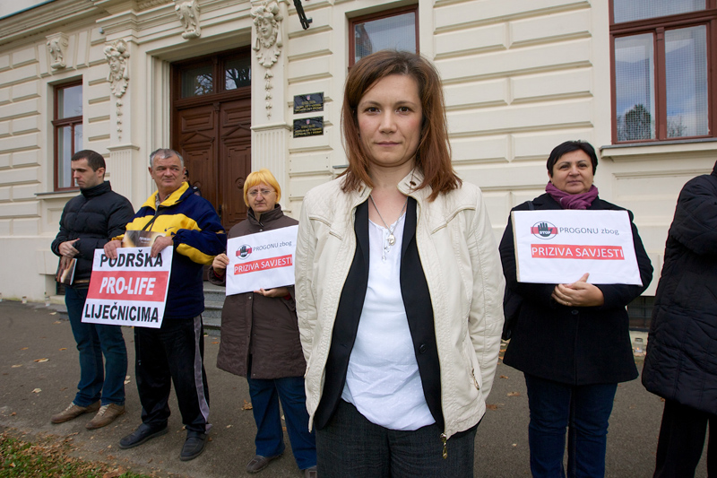 Vukovar, 141114.Dom zdravlja u Vukovaru tuzio je dr. Tihanu Djuran ginekologinju iz Osijeka da mora vratiti 620 tisuca kuna ulozenih u njenu specijalizaciju iako su potpisali sporazumni raskid ugovora jer je doktorica ulozila priziv savjesti zbog pobacaja (nije zeljela propisivati kontracepciju i slicno). Opcinski sud u Vukovaru danas je donio nepravomocnu presudu da je tuzena dr. Tihana Djuran kriva i da mora nadoknaditi stetu Domu zdravlja.Na fotografiji: dr. Tihana Djuran.Foto: Vlado Kos / Cropix 