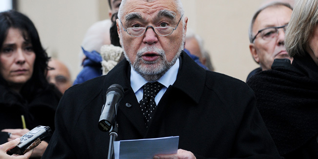 Vukova Gorica, 141114.Na mjesnom groblju u Vukovoj Gorici danas je uz drzavne pocasti sahranjen prvi ministar unutarnjih poslova Republike Hrvatske i poznati antifasista Josip Boljkovac. Na fotografiji: Stjepan Mesic.Foto: Robert Fajt / CROPIX