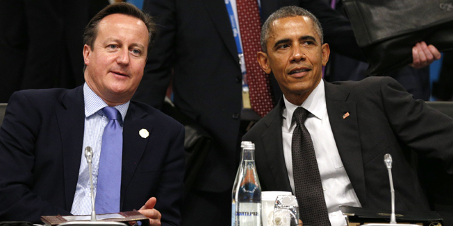 US President Barack Obama (R) and British Prime Minister David Cameron talk at the start of the plenary session at the G20 Summit in Brisbane on November 15, 2014. Australia is hosting the leaders of the world's 20 biggest economies for the G20 summit in Brisbane on November 15 and 16. AFP PHOTO / POOL / Kevin Lamarque