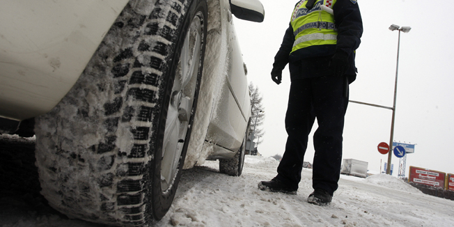 Varazdin, 070212.Tijekom noci u Varazdinu je napadalo 20-ak centimetara snijega. U dezurnim sluzbama kazu da se ceste ciste prema prioritetima i da ce citav grad biti ociscen tijekom dana ako nece biti znatnijih oborina. U autobusnom i zeljeznickom prometu nema kasnjenja i sve linije voze prema rasporedu voznje. U varazdinskoj bolnici tijekom jutra nije zabiljezena ni jedna ozljeda izazvana losim vremenom, a prometna policija provjerava zimsku opremu na vozilima na drzavnoj cesti D3 prema Zagrebu kod Varazdinbrega.Na slici: prometna policija provjerava ispravnost zimske opreme na D3 prema Zagrebu.Foto: Zeljko Hajdinjak / Cropix