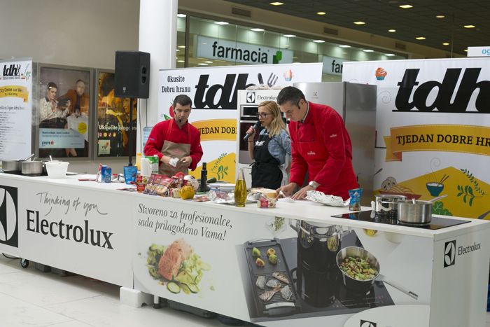 Zagreb, 151114.City Center One West.Tjedan dobre hrane.U City Centru One odrzavaju se radionice najboljih chefova u sklopu Sajma dobre hrane.Radionica: Zoran Delic i Misel Tokic ( Podravka ),subotnji meni: od juhe do deserta u 45 minuta.Krem juha od bundeve sa sjemenkama,krem juha od zelenih i bijelih sparoga,piletina sa sjeckanom rajcicom i rikulom,penne rigate,file brancina s palentom oplemenjenom tartufima.Foto: Berislava Picek / CROPIX