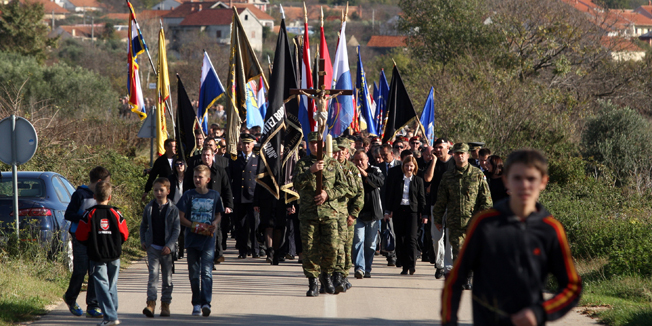 Skabrnja, 181114.Obiljezavanje 23. obljetnice stradanja Skabrnje. Nadbiskup Zelimir Puljic predvodio je svetu misu u crkvi Uznesenja Blazene Djevice Marije nakon koje je odrzana i sredisnja komemorativna svecanost na Trgu dr. Franje Tudjmana. Nakon mise uz brojna izaslanstva polozeni su i vijenci na mjesnom groblju, na spomen obiljezju masovne grobnice .Foto: Jure Miskovic / CROPIX
