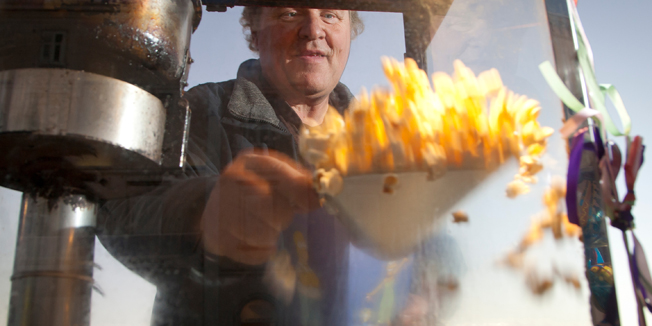 Split, 171213.Dalibor Alujevic je prodavac kokica na Rivi i zavarivac u Brodosplitu.Foto: Vojko Basic / CROPIX