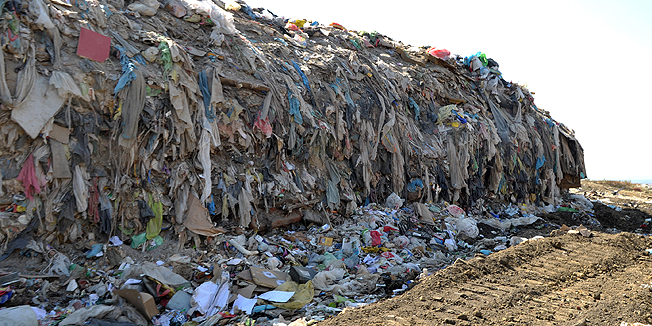 Zagreb, 240812. Jakusevec. Treci dan blokade deponija Prudinec na Jakusevcu. Ulaz u deponij su blokirali stanovnici mjesta Jakusevac koji su nezadovoljni utjecajem koji deponija ima na uvjete zivota stanovnistva u okolini. Na slici: Jos nezasticeno smece na deponiju.Foto: Srdjan Vrancic / CROPIX