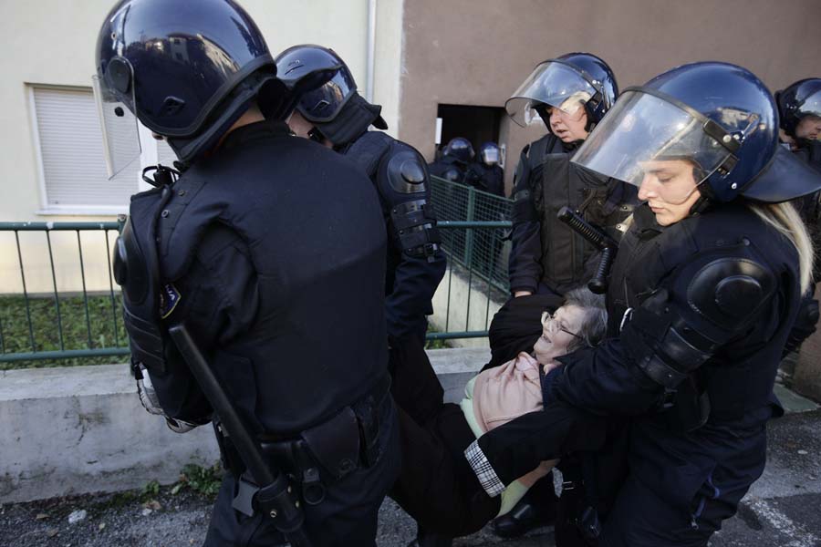 Zagreb, 201114.Dugi dol 21.Delozacija predsjednice Hrvatskog Saveza Udruge stanara - gradjana EU, Gordane Vojkovic, iz nasljedjenog stana. Na fotografiji: delozaciju su pokusali blokirati i pripadnici Udruge Zivi zid.Foto: Dragan Matic / CROPIX